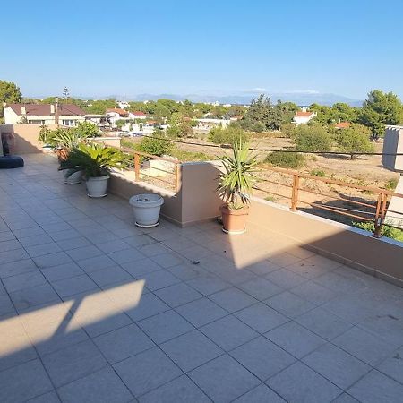 1 Bedroom Apartment Close To The Sea Артемида Екстериор снимка